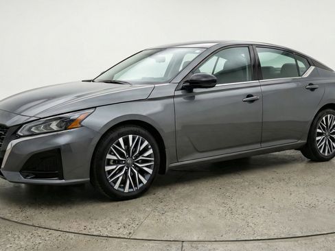 Used 2025 Nissan Altima 2.5 SV FWD image 3