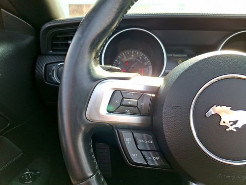 Used 2019 Ford Mustang Convertible RWD image 9