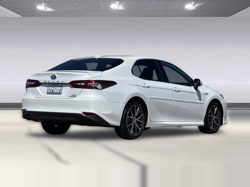 Used 2021 Toyota Camry XLE w/ Navigation Upgrade Package FWD image 3
