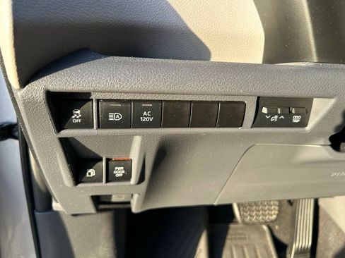 Used 2022 Toyota Sienna Limited FWD image 21