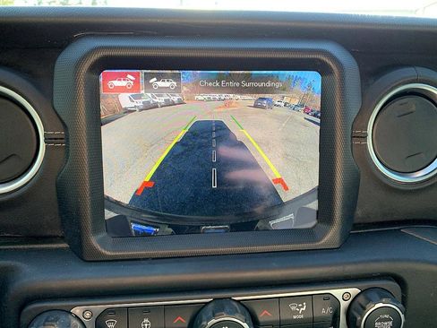 Used 2022 Jeep Wrangler Unlimited Sahara w/ Cold Weather Group image 16