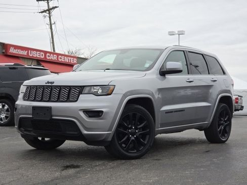 Used 2018 Jeep Grand Cherokee Altitude image 2