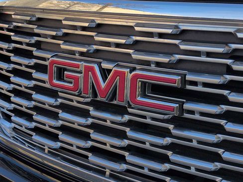 Used 2018 GMC Yukon Denali w/ Open Road Package image 12