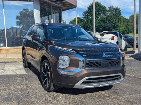 Used 2023 Mitsubishi Outlander SEL AWD/4WD image 3