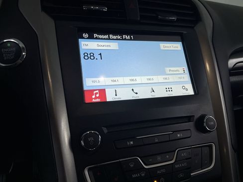 Used 2018 Ford Fusion SE w/ Fusion SE Technology Package image 14