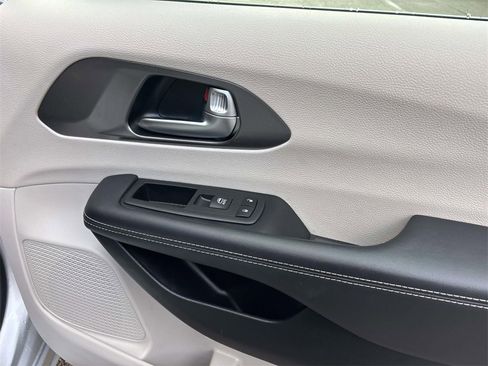 Used 2024 Chrysler Pacifica Touring-L image 22