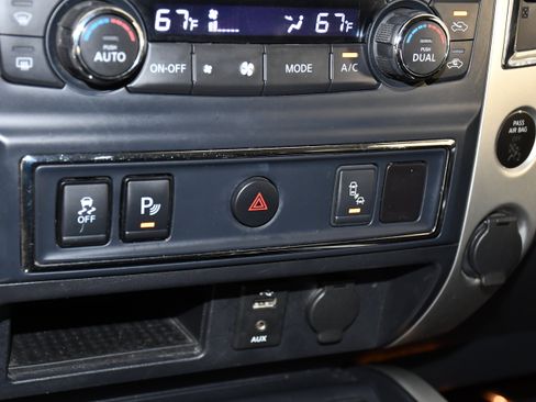 Used 2017 Nissan Titan SL AWD/4WD image 33
