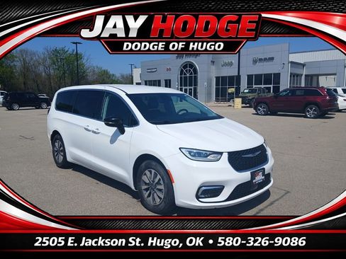 Used 2024 Chrysler Pacifica Select image 1