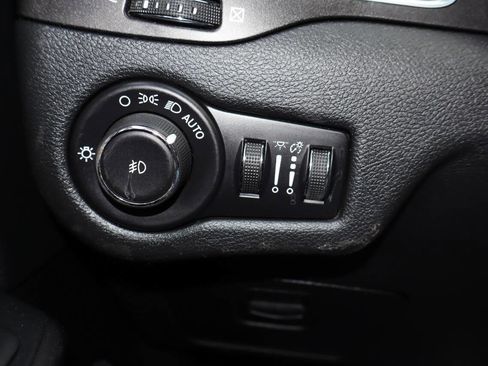 Used 2019 Jeep Cherokee Trailhawk w/ Cold Weather Group AWD/4WD image 20