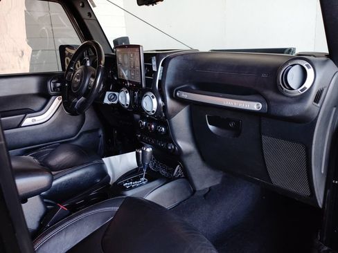 Used 2015 Jeep Wrangler Unlimited Sahara w/ Connectivity Group AWD/4WD image 13