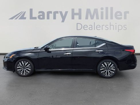 Used 2025 Nissan Altima 2.5 SV FWD image 2