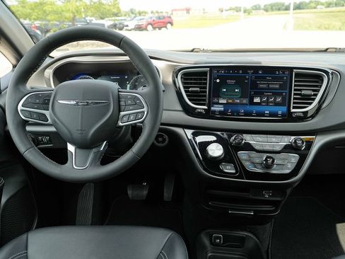 Used 2026 Chrysler Pacifica Select FWD image 28