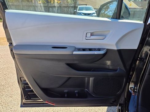 Used 2025 Toyota Sienna LE image 13