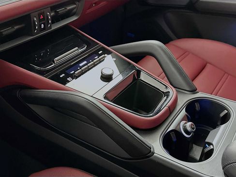 Certified 2025 Porsche Cayenne image 20