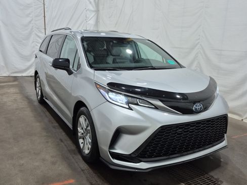 Used 2023 Toyota Sienna XSE AWD/4WD image 5