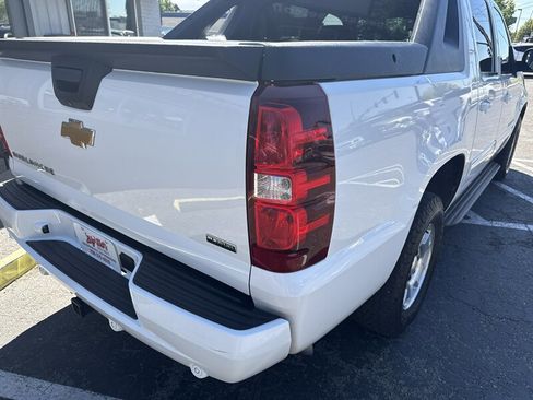 Used 2012 Chevrolet Avalanche LS w/ Convenience Package AWD/4WD image 8