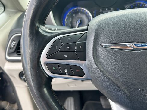 Used 2020 Chrysler Pacifica Touring-L FWD image 19