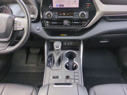 Used 2023 Toyota Highlander XLE FWD image 19