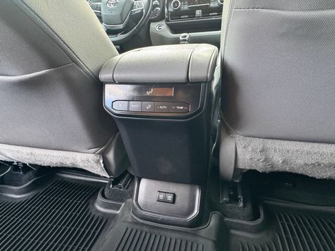 Used 2021 Toyota Highlander LE image 17