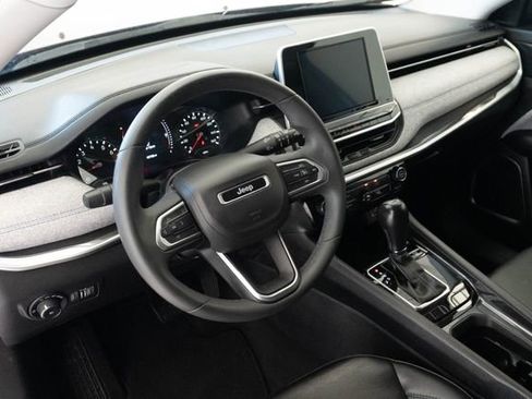 Used 2022 Jeep Compass Latitude FWD image 3