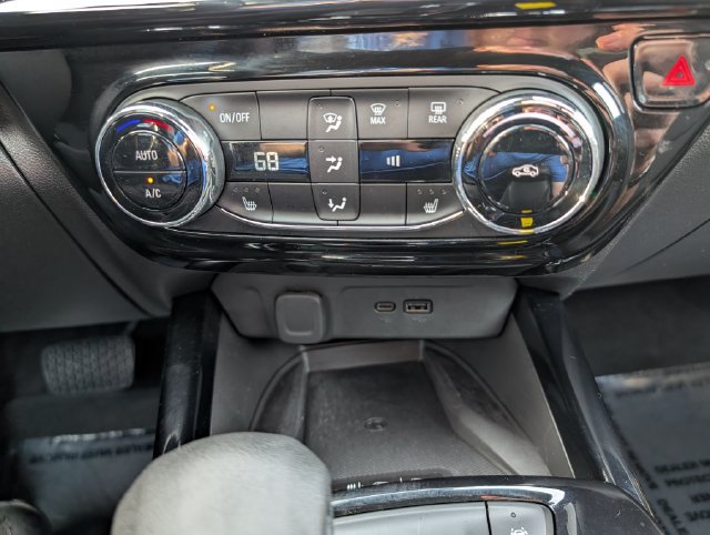 Used 2024 Chevrolet Trax RS w/ Sunroof Package FWD image 21