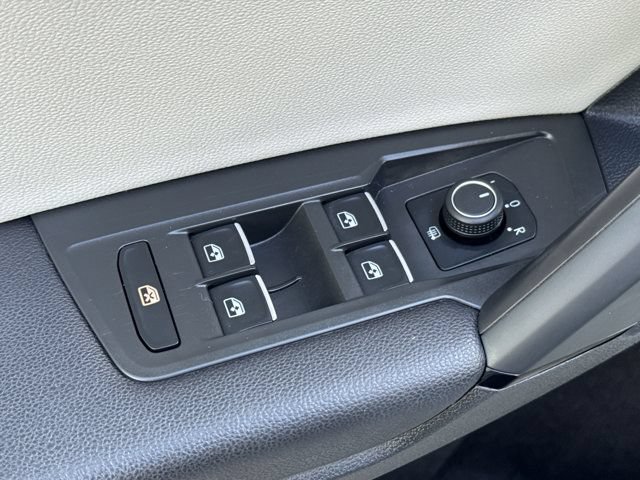 Used 2019 Volkswagen Tiguan SE FWD image 21