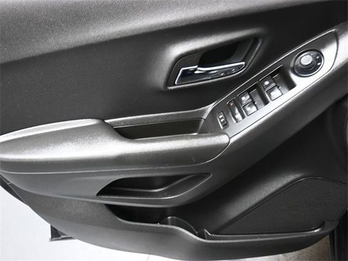 Used 2022 Chevrolet Trax LT w/ Midnight Edition image 13