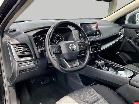 Certified 2025 Nissan Rogue SV FWD image 17
