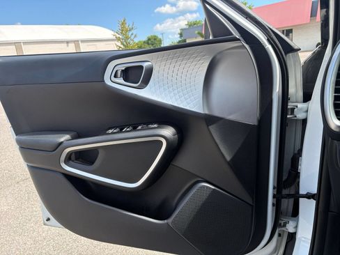 Used 2025 Kia Soul LX w/ LX Technology Package FWD image 18
