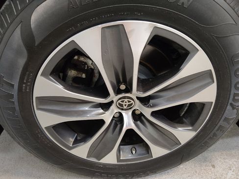 Used 2021 Toyota Highlander XLE AWD/4WD image 31