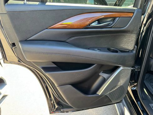 Used 2019 Cadillac Escalade Luxury image 17