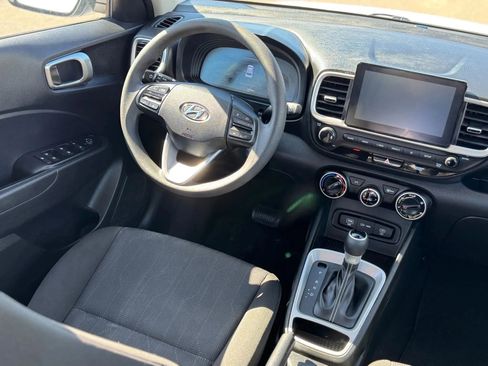 Used 2023 Hyundai Venue SE FWD image 18