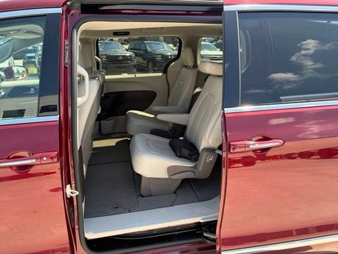 Used 2020 Chrysler Pacifica Touring-L Plus w/ Advanced Safetytec Group FWD image 24
