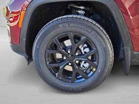 New 2025 Jeep Grand Cherokee Altitude image 10