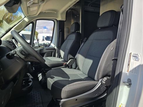 Used 2025 RAM ProMaster 2500 w/ Convenience Group image 33