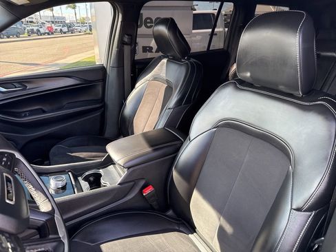 Used 2023 Jeep Grand Cherokee L Laredo image 18