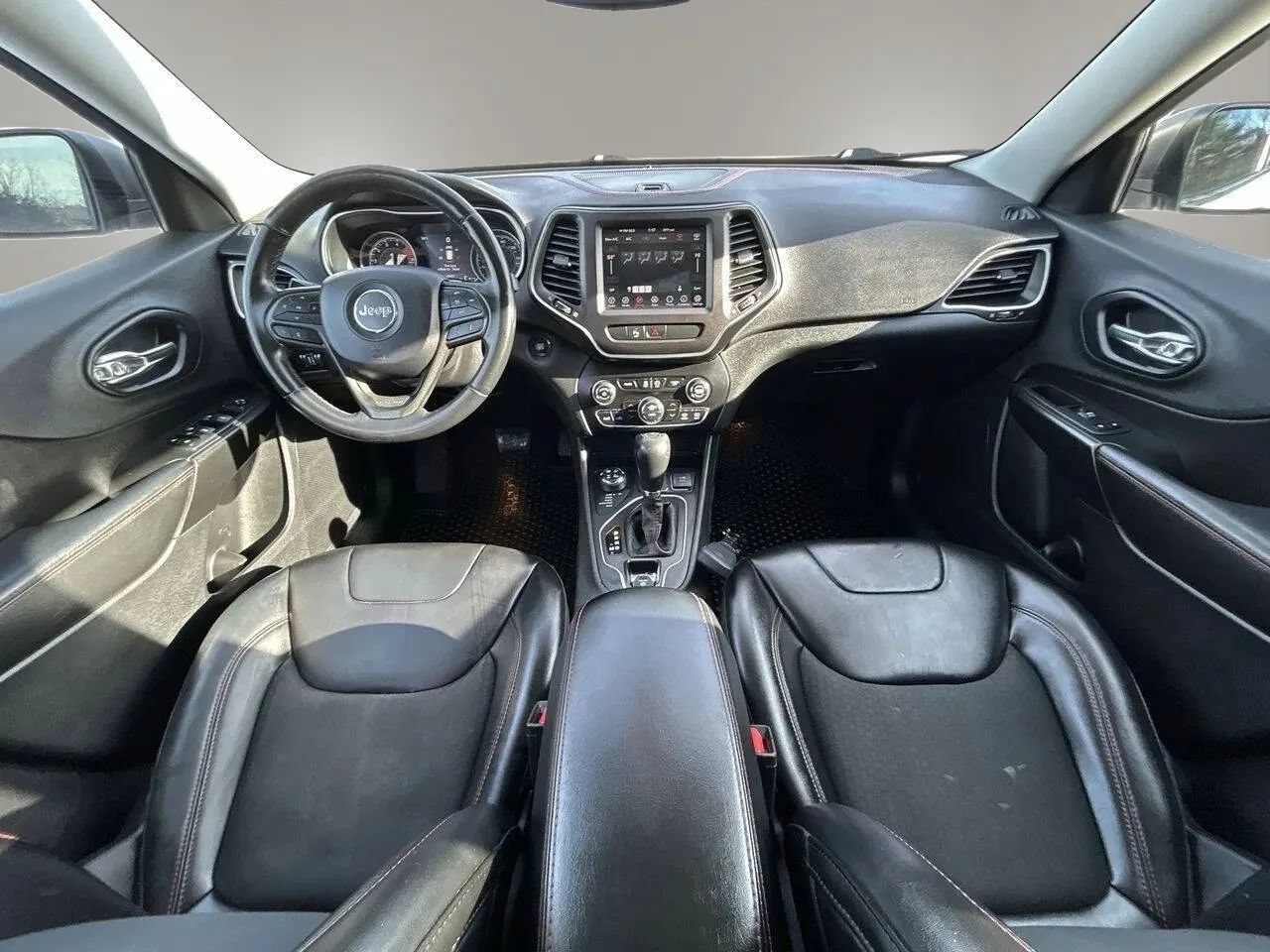 Used 2019 Jeep Cherokee Trailhawk AWD/4WD image 17