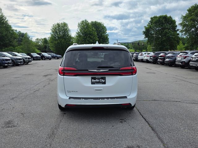 Used 2022 Chrysler Pacifica Touring-L FWD image 7