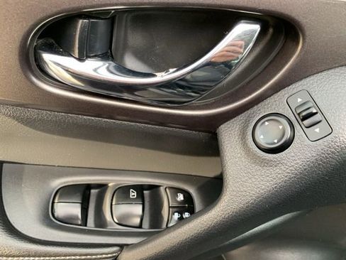 Used 2016 Nissan Rogue SV image 10