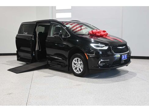 Used 2022 Chrysler Pacifica Touring-L FWD image 2