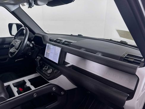 Used 2025 Land Rover Defender 110 S image 31