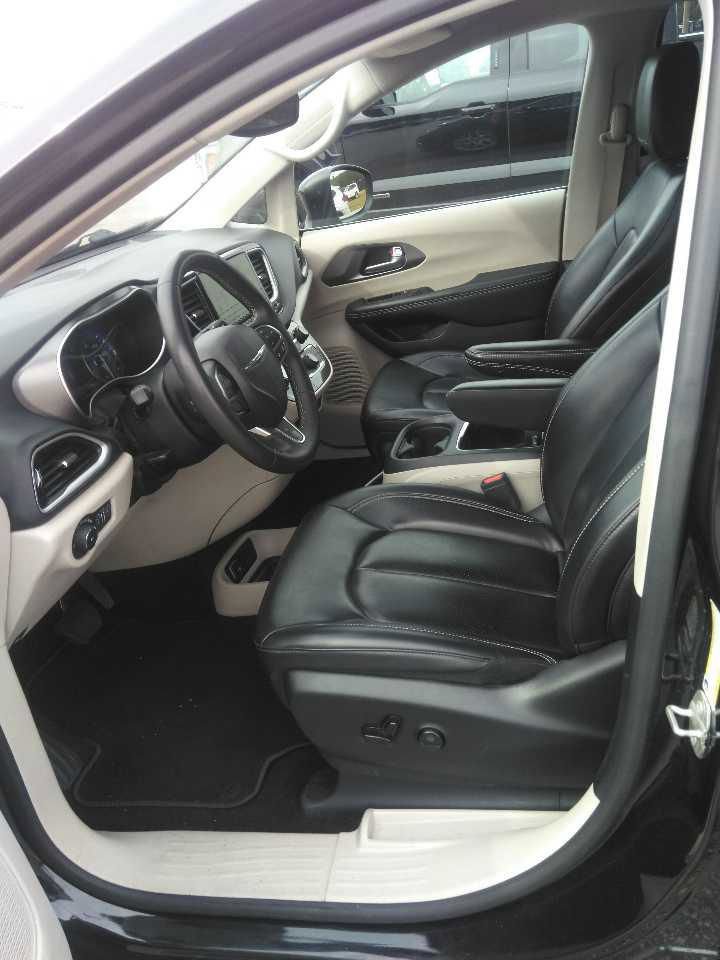 Used 2023 Chrysler Pacifica Touring-L FWD image 3