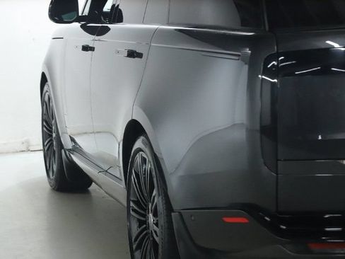 Used 2025 Land Rover Range Rover SE AWD/4WD image 6