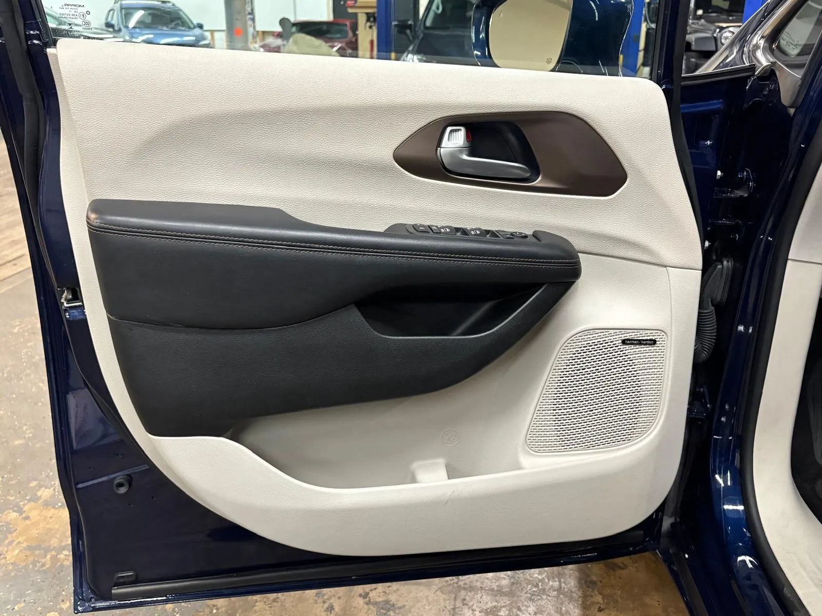 Used 2017 Chrysler Pacifica Touring-L Plus w/ Advanced Safetytec Group FWD image 31