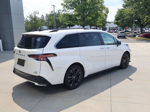 Used 2023 Toyota Sienna XSE w/ XSE Plus Package FWD image 9