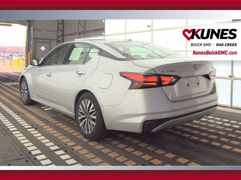 Used 2024 Nissan Altima 2.5 SV image 9