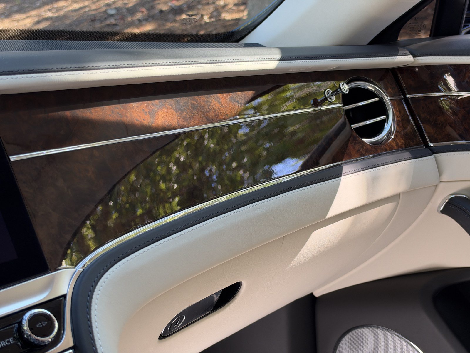Certified 2023 Bentley Flying Spur V8 AWD/4WD image 2