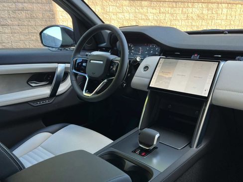 Used 2025 Land Rover Discovery Sport Dynamic SE image 11