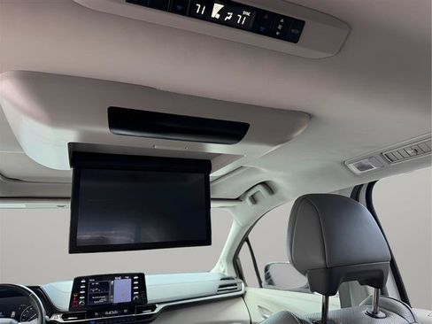 Used 2022 Toyota Sienna Limited FWD image 23