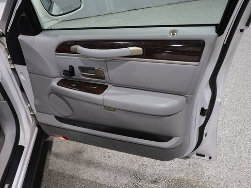 Used 2006 Lincoln Town Car Signature RWD image 22